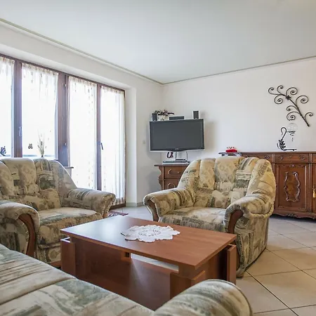 Cademia Apartman *